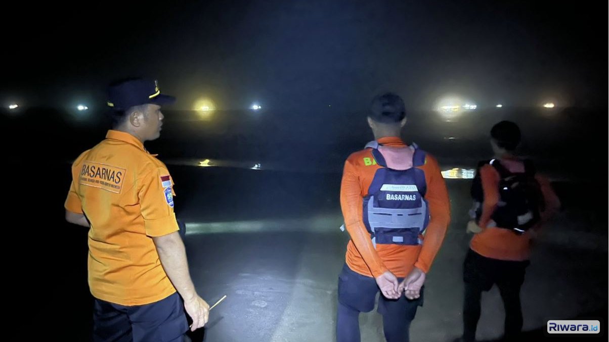 SAR gabungan meronda di tepi Pantai Entak Kebumen untuk menemukan jasad remaja yang tenggelam